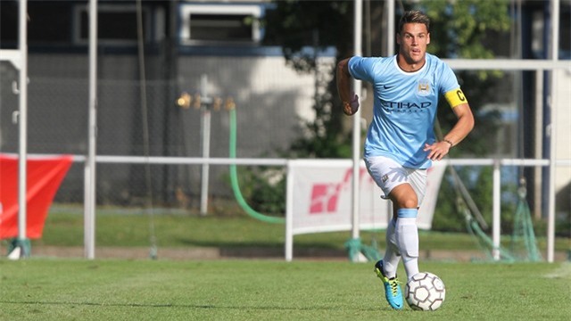 Mathias Bossaerts rõ ràng đẹp trai hơn hẳn Fellaini.