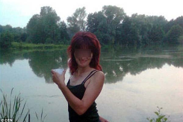 ba me nga xinh dep tu choi nuoi con tan tat hinh anh 1