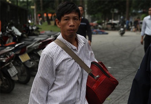 Người dân KĐT Xa La mệt mỏi sau một đêm vạ vật vì cháy - 11