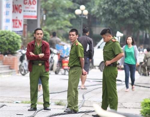 Người dân KĐT Xa La mệt mỏi sau một đêm vạ vật vì cháy - 7