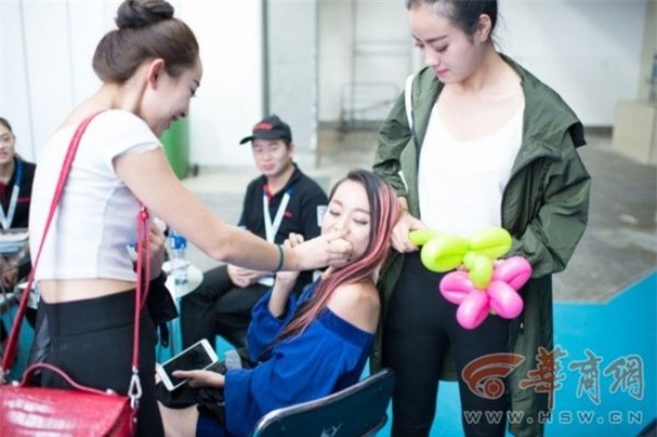 người mẫu ô tô 13