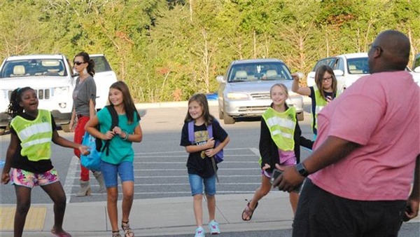 Các học trò không còn đi học trễ vì không muốn bỏ lỡ những tiết mục của thầy Logan.