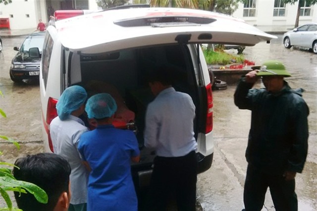 Sản phụ Hà được đưa về nhà. Ảnh: Điền Quang