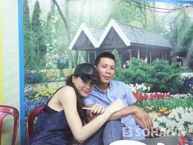 Hiện tại, anh Tuấn Anh đang sống cùng gia đình tại Sài Gòn. Anh trai Hà Hồ cũng sở hữu giọng hát tốt và đam mê âm nhạc. Anh từng là cây văn nghệ của cơ quan.