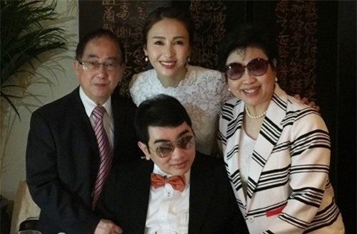 Lê Tư mừng sinh nhật cùng cha mẹ và em trai.