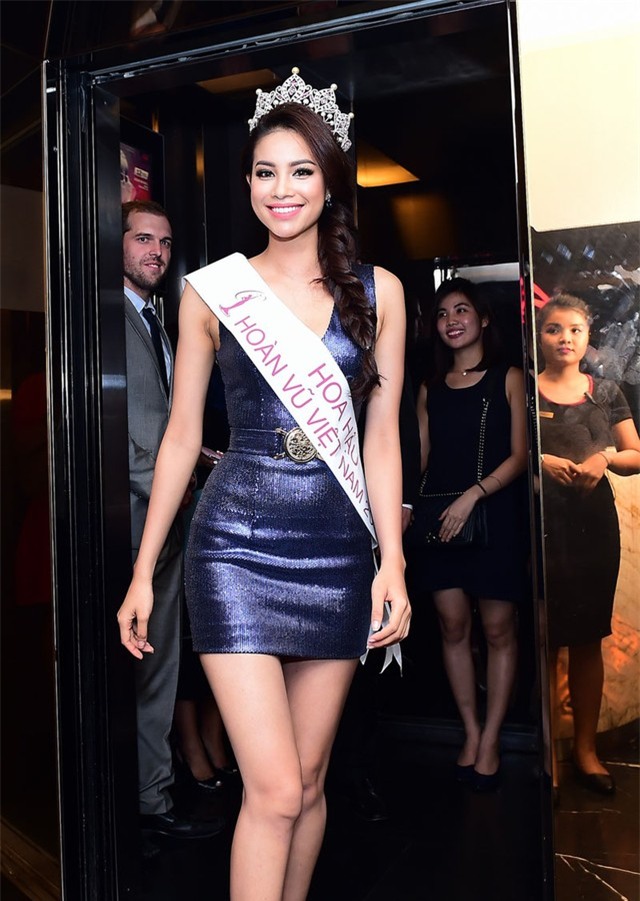  Dù lịch trình làm việc dày đặc nhưng nụ cười luôn nở trên môi tân Hoa hậu Hoàn vũ Việt Nam 2015. 