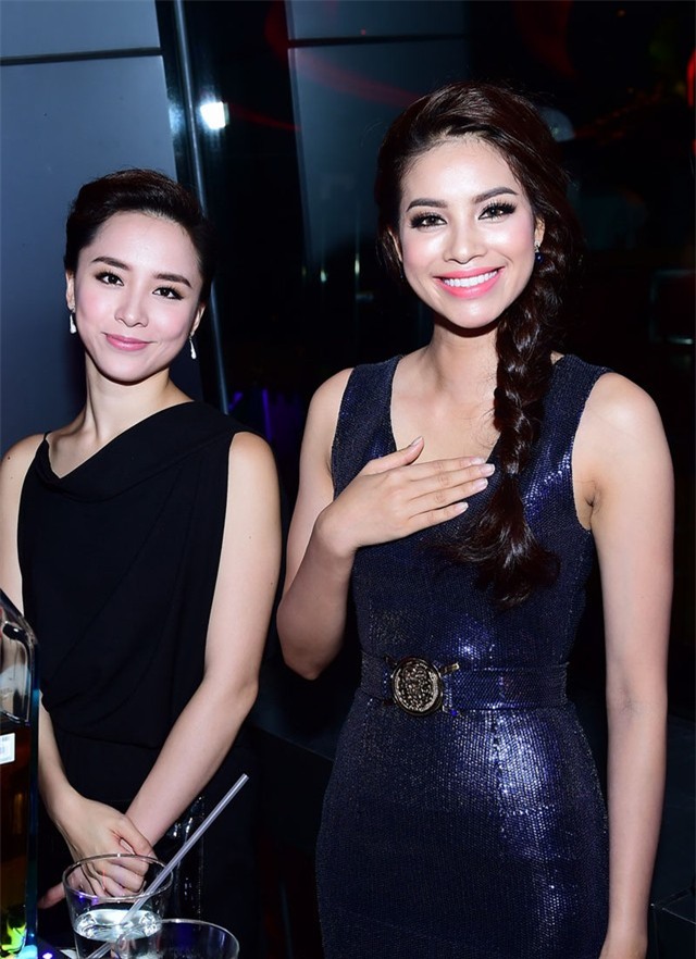 Á hậu Dương Trương Thiên Lý hộ tống Phạm Hương tham dự sự kiện.