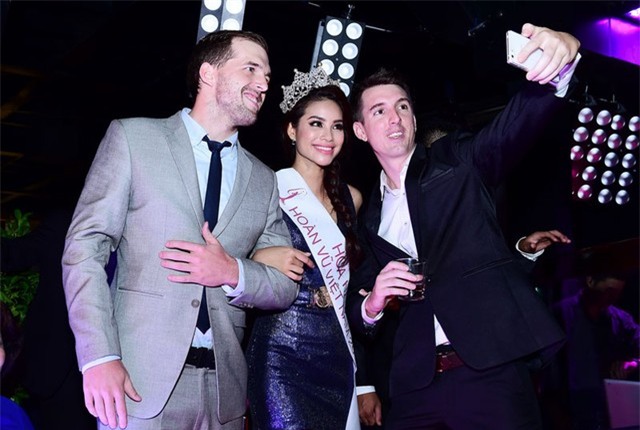 Khách mời nước ngoài cũng xin chụp hình cùng Phạm Hương.