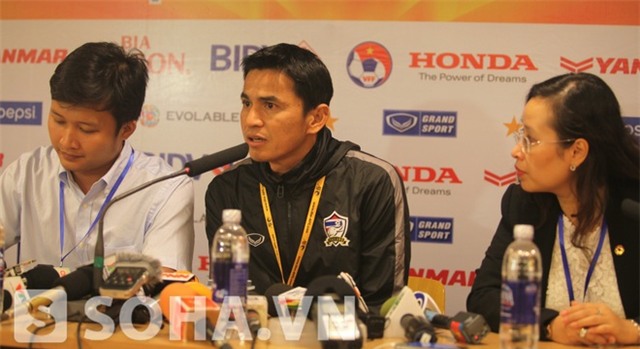 HLV Kiatisak: Cầu thủ Việt Nam quá... 