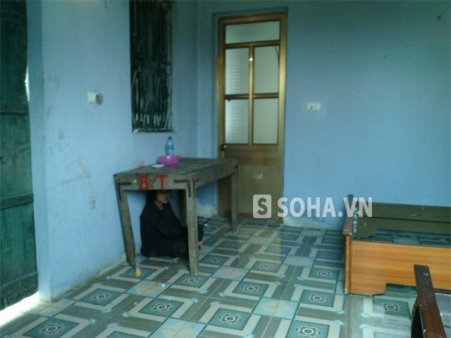 Cháu bé bị nhốt trong căn phòng chống ở chùa Thiên Tâm (ảnh người dân cung cấp).