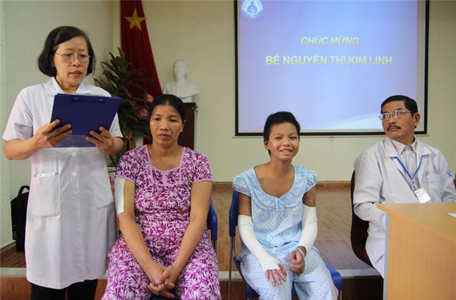 bé gái bị mẹ đốt, tẩm xăng, xuất viện