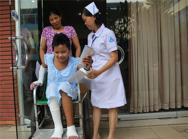 bé gái bị mẹ đốt, tẩm xăng, xuất viện