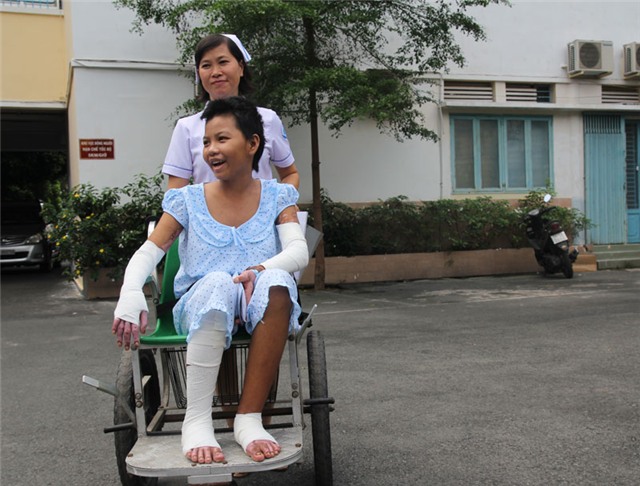 bé gái bị mẹ đốt, tẩm xăng, xuất viện