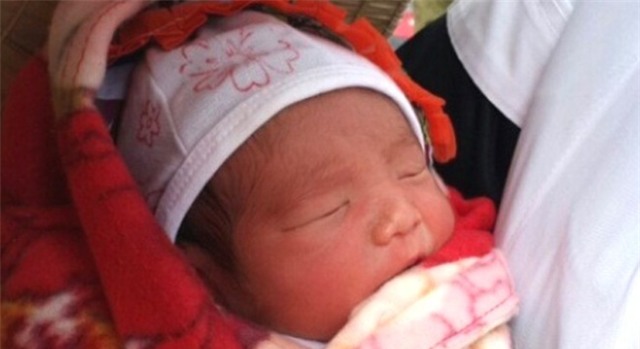 Bé trai sơ sinh 3 ngày tuổi nằm khóc bên vệ đường làng