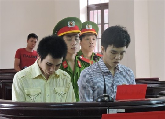 Hai bị cáo Duy và Tấn tại phiên xét xử (Ảnh: Người lao động)