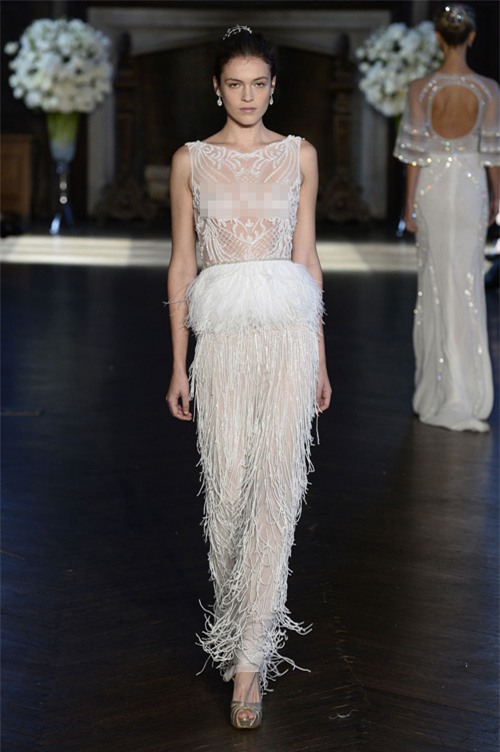 Choáng váng khi cô dâu mặc váy cưới xuyên thấu táo bạo - 12