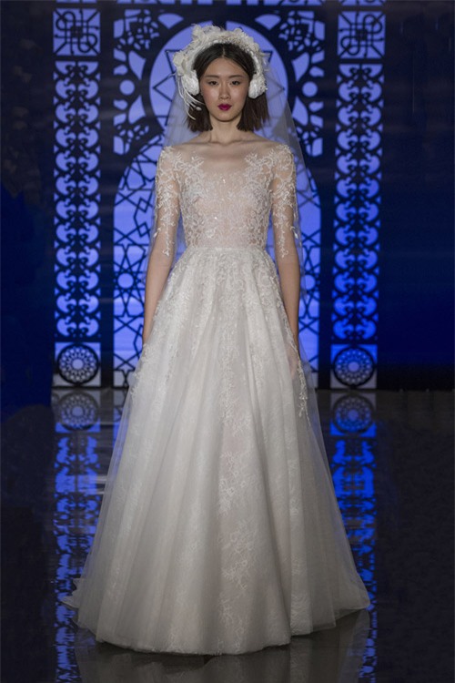 Choáng váng khi cô dâu mặc váy cưới xuyên thấu táo bạo - 15