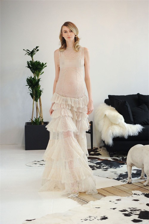 Choáng váng khi cô dâu mặc váy cưới xuyên thấu táo bạo - 5