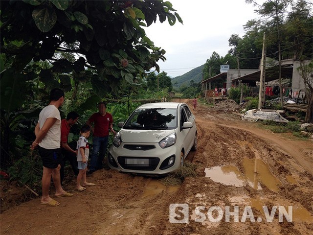 Những người dân bản đang cố công giúp chiếc xe của chúng tôi thoát khỏi vũng lầy