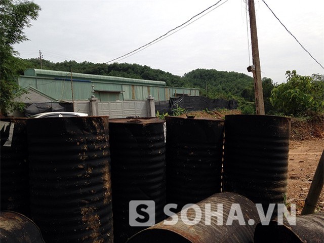 Nhiều thùng hóa chất được vứt lăn lóc ngoài khuôn viên khu nhà xưởng, không được bảo vệ đúng mực