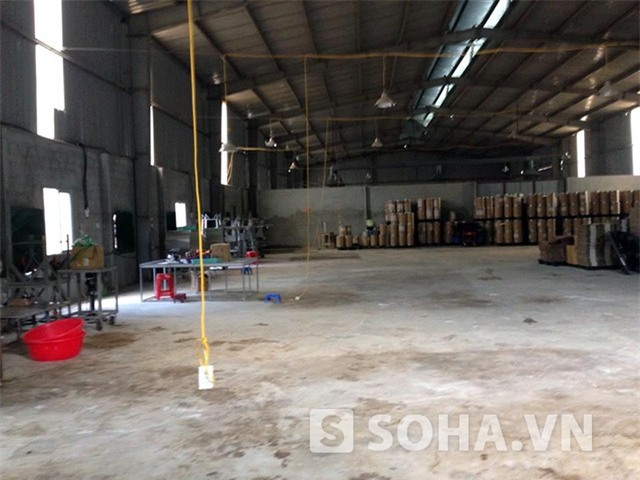 Bên trong khu nhà xưởng được quảng cáo là công nghệ cao chỉ là bạt ngàn những thùng hóa chất cùng các thiết bị sang chết thô sơ (ảnh tư liệu)