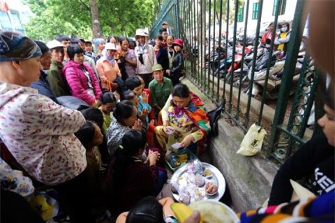 “Thanh co” hanh nghe truoc Benh vien K noi gi khi gap cong an?