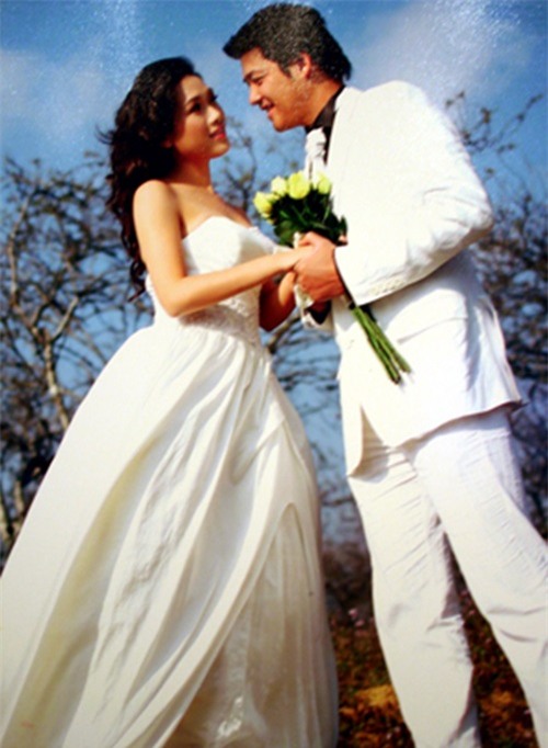 Hoài Thu công tác trong lĩnh vực ngân hàng. Cô thường xuyên xem phim của chồng và còn góp ý về diễn xuất của Hải Anh.