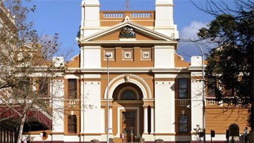 Úc: Mẹ đầu độc con gái 9 tuổi bằng nước tiểu - 1