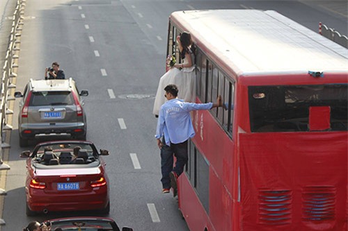 Người dân sửng sốt ngắm cô dâu chú rể 