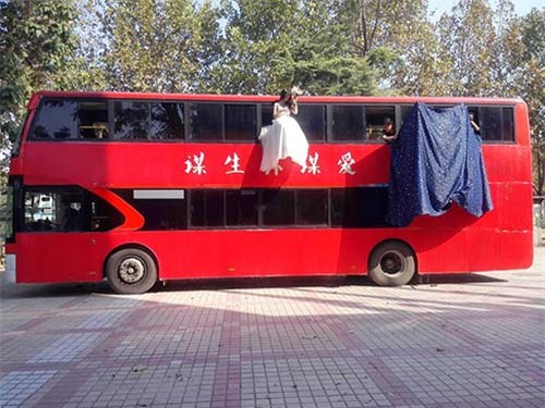 Người dân sửng sốt ngắm cô dâu chú rể 