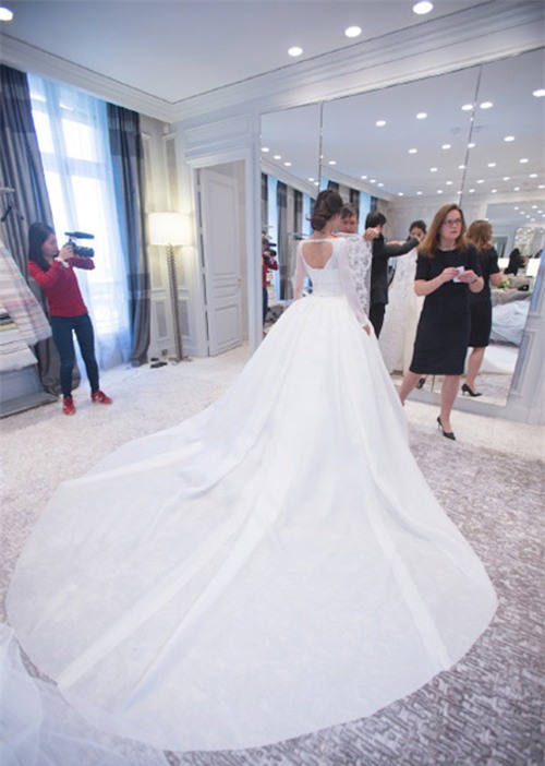 Sốc vì váy cưới của Angela Baby có giá 903 tỷ đồng - 3