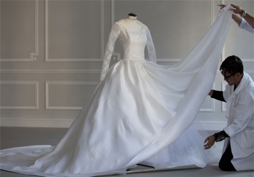 Sốc vì váy cưới của Angela Baby có giá 903 tỷ đồng - 9