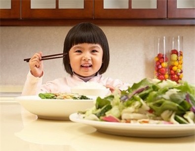 Tăng cường rau xanh giúp trẻ tránh táo bón.