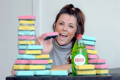 Kỳ lạ kiều nữ nghiện 'ăn giẻ lau chấm đẫm nước rửa bát' - ảnh 1