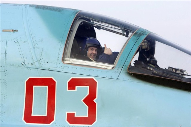 khi cac lanh dao the gioi ngoi ghe lai may bay quan su hinh anh 5