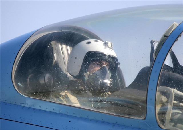 khi cac lanh dao the gioi ngoi ghe lai may bay quan su hinh anh 8