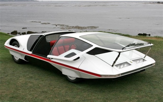 Chiếc xe “xuồng” 1970 Ferrari (Pininfarina) 512 S Modulo trông giống với mẫu thiết kế đã được giới thiệu tại triển lãm ô tô 1970 Geneva Motor Show ở Thụy Sỹ. Chiếc Ferrari Modulo do nhà thiế kế nổi tiếng người Ý Paolo Martin sáng tạo ra. Vận tốc tối đa của chiếc xe này lên toeis 220 dặm/giờ.