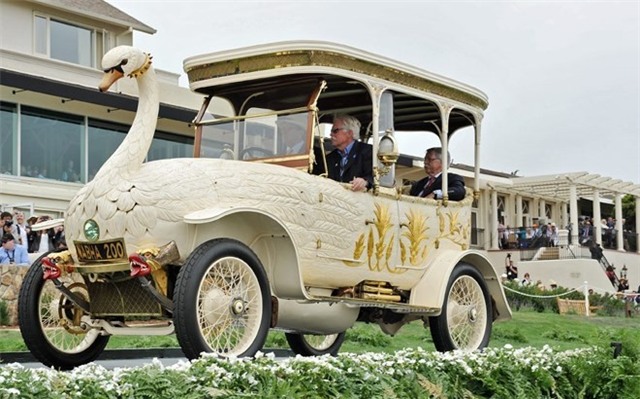 1910 Brooke Swan Car có hình dáng giống chú thiên nga đang bơi. Giá của chiếc xe độc đáo này đắt gấp 3 lần chiếc Rolls-Royce vào năm 1910. Hiện chiếc xe này được trưng bày tại một bảo tàng ở thành phố Hague của Hà Lan.