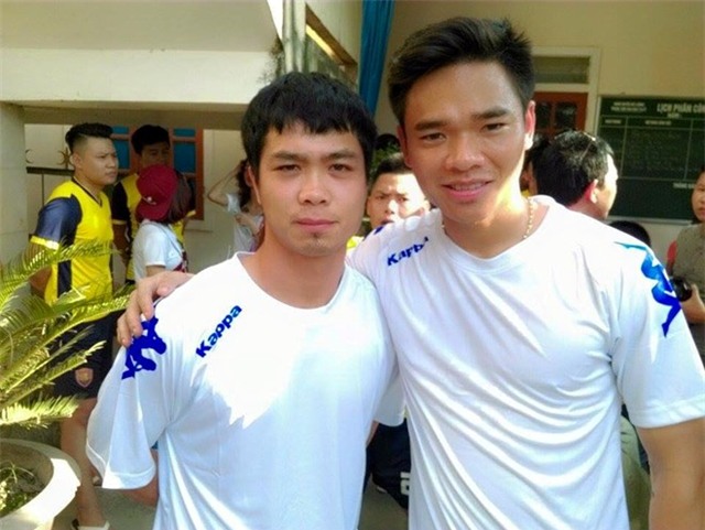 Hàng nghìn khán giả xem Công Phượng về làng đá bóng