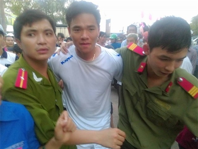 Với việc NHM Đô Lương đến quá đông, Nguyên Mạnh đã phải nhờ sự trợ giúp của công an để rời đi sau trận đấu.