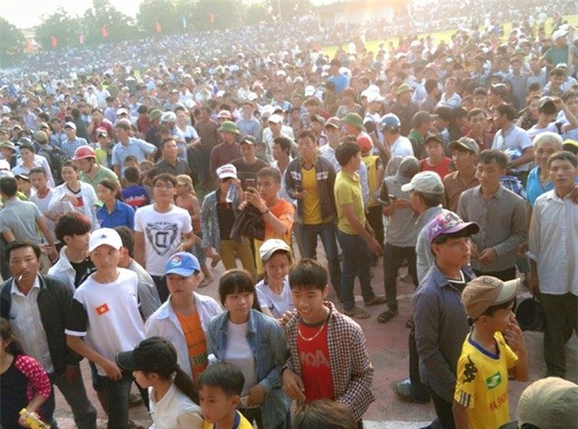 Hàng nghìn khán giả xem Công Phượng về làng đá bóng