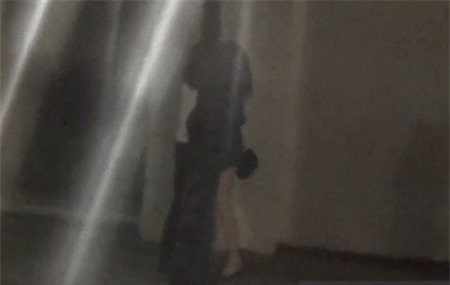 Hồ Ngọc Hà và bạn trai đại gia ôm nhau tình tứ khi đi dạo phố (ảnh chụp từ clip).