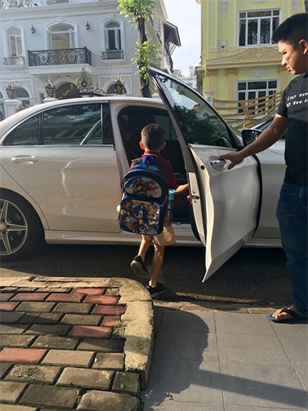 Cường Đôla thờ ơ trước chuyện tình cảm của Hà Hồ, vui vẻ đưa Subeo đi học