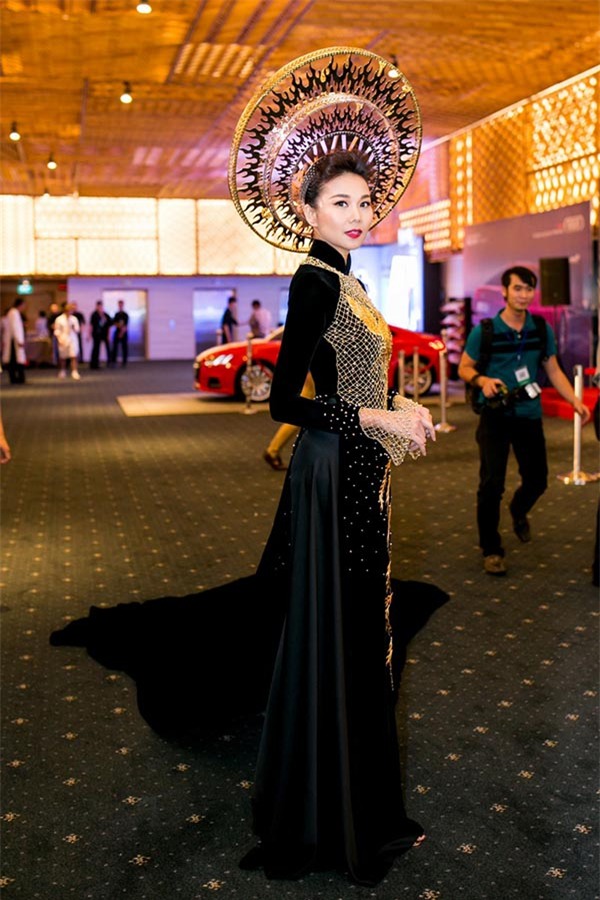 Thời gian sắp tới, siêu mẫu tiếp tục bận rộn với những hợp đồng quảng cáo và nhiều kế hoạch mới đang ấp ủ.