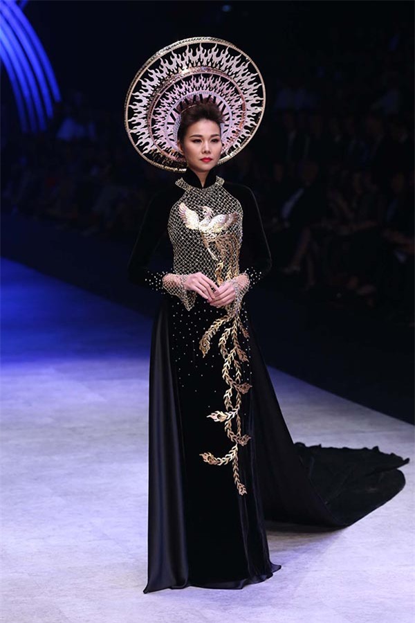 Và trong đêm cuối cùng của tuần lễ thời trang VietNam International Fashion Week, “đệ nhất chân dài” Thanh Hằng được tất cả mọi người chú ý khi khoác trên mình chiếc áo dài được dát vàng.