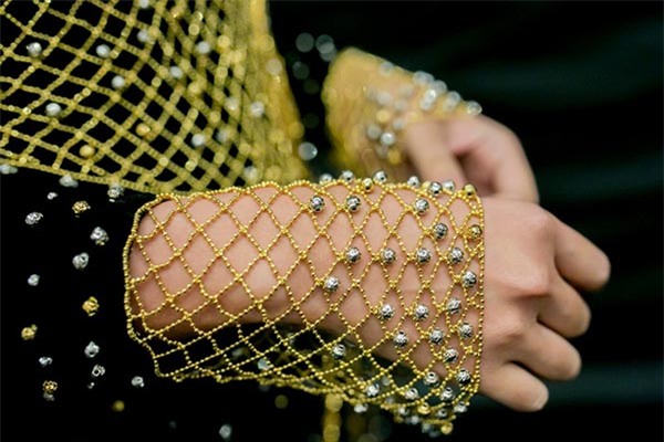 Ý tưởng của chiếc áo này chính là từ hình tượng chim Phượng Hoàng, linh vật thanh cao biểu trưng cho đức hạnh cùng những giá trị cao quý của người phụ nữ.