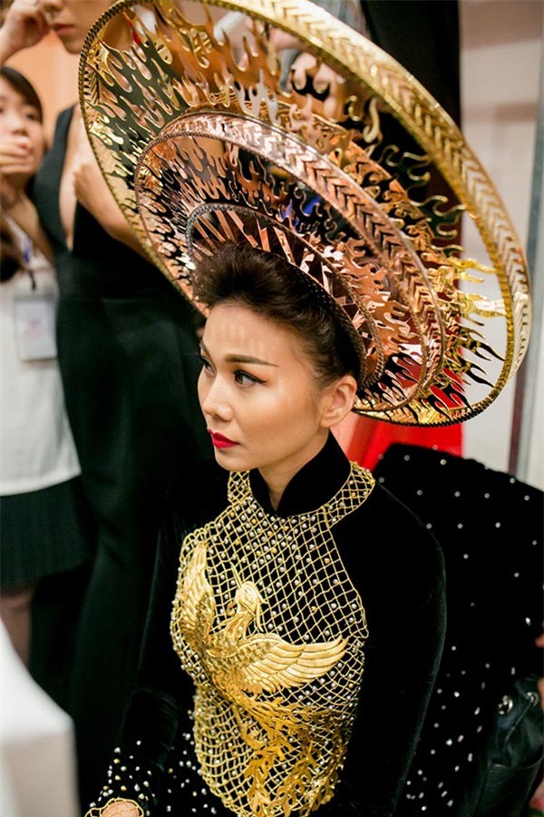 Được biết chiếc áo dài có trị giá 1,2 tỷ đồng được chế tác từ 24 lượng vàng với hơn 2.000 chi tiết rất tinh xảo do 30 nghệ nhân kim hoàn thực hiện hoàn toàn bằng phương pháp thủ công trong suốt 240 giờ đồng hồ.