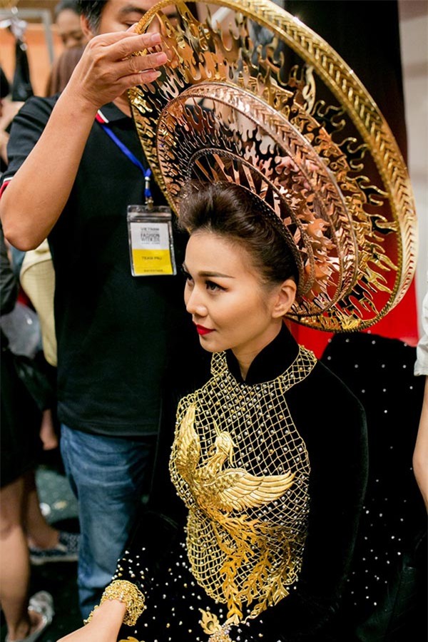 Có mặt từ rất sớm trong hậu trường để chuẩn bị cho đêm trình diễn cuối cùng của tuần lễ thời trang, Thanh Hằng luôn được đánh giá cao ở tinh thần làm việc chuyên nghiêp.