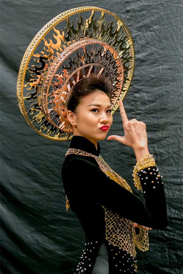 Dù làm việc khá vất vả nhưng Thanh Hằng vẫn luôn vui vẻ, tạo dáng nhí nhảnh trước ống kính phóng viên.