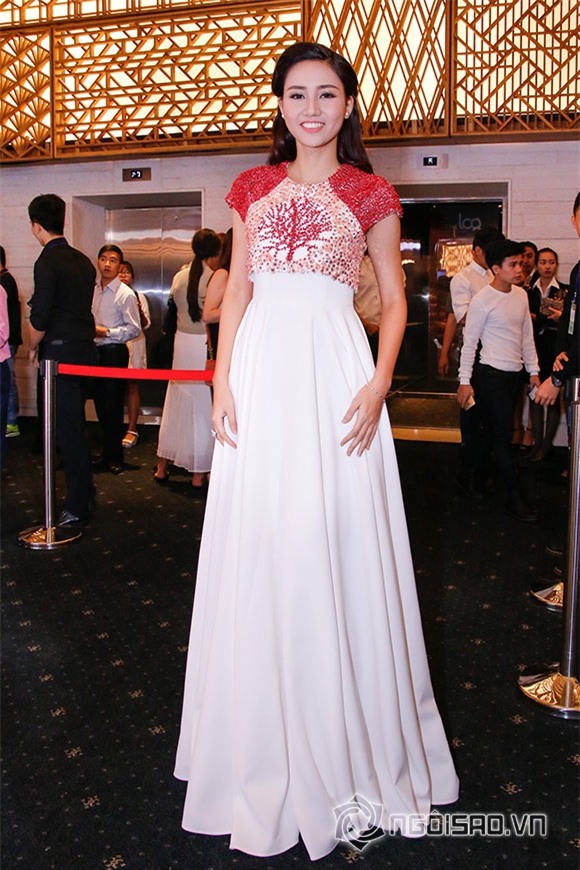 Phạm Hương kín đáo vẫn đánh bật Thùy Dung váy ngắn 4